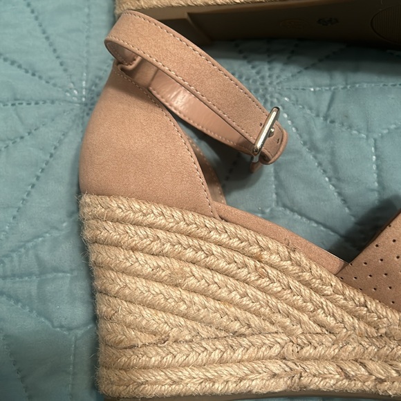 LIKE NEW! a.n.a. 3.5" wedge Brenda sandal in beige/light pink 9M w/ ankle strap - Picture 7 of 14